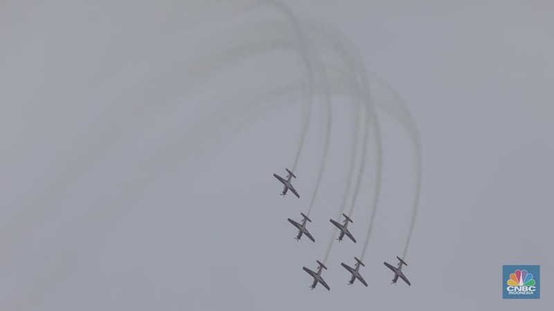 Tim Jupiter Aerobatic melakukan flypast saat perayaan HUT TNI di kawasan Monumen Nasional (Monas), Jakarta, Rabu (5/10/2022). Kegiatan tersebut dalam rangka HUT ke-77 TNI yang menampilkan flypast Tim Jupiter Aerobatic, helikopter Tim Tri Matra Flight dan flypast pesawat Tempur F-16. (CNBC Indonesia/Andrean Kristianto)