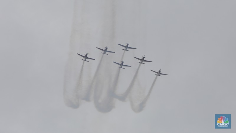 Tim Jupiter Aerobatic melakukan flypast saat perayaan HUT TNI di kawasan Monumen Nasional (Monas), Jakarta, Rabu (5/10/2022). Kegiatan tersebut dalam rangka HUT ke-77 TNI yang menampilkan flypast Tim Jupiter Aerobatic, helikopter Tim Tri Matra Flight dan flypast pesawat Tempur F-16. (CNBC Indonesia/Andrean Kristianto)