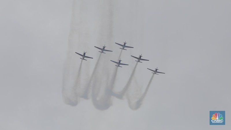 Tim Jupiter Aerobatic melakukan flypast saat perayaan HUT TNI di kawasan Monumen Nasional (Monas), Jakarta, Rabu (5/10/2022). Kegiatan tersebut dalam rangka HUT ke-77 TNI yang menampilkan flypast Tim Jupiter Aerobatic, helikopter Tim Tri Matra Flight dan flypast pesawat Tempur F-16. (CNBC Indonesia/Andrean Kristianto)