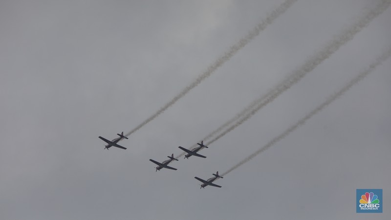 Tim Jupiter Aerobatic melakukan flypast saat perayaan HUT TNI di kawasan Monumen Nasional (Monas), Jakarta, Rabu (5/10/2022). Kegiatan tersebut dalam rangka HUT ke-77 TNI yang menampilkan flypast Tim Jupiter Aerobatic, helikopter Tim Tri Matra Flight dan flypast pesawat Tempur F-16. (CNBC Indonesia/Andrean Kristianto) Tim Jupiter Aerobatic melakukan flypast saat perayaan HUT TNI di kawasan Monumen Nasional (Monas), Jakarta, Rabu (5/10/2022). Kegiatan tersebut dalam rangka HUT ke-77 TNI yang menampilkan flypast Tim Jupiter Aerobatic, helikopter Tim Tri Matra Flight dan flypast pesawat Tempur F-16. (CNBC Indonesia/Andrean Kristianto)