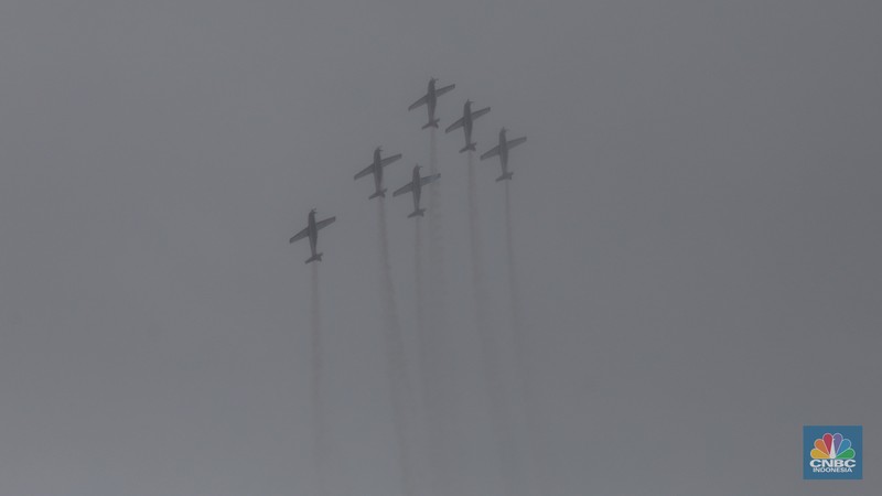 Tim Jupiter Aerobatic melakukan flypast saat perayaan HUT TNI di kawasan Monumen Nasional (Monas), Jakarta, Rabu (5/10/2022). Kegiatan tersebut dalam rangka HUT ke-77 TNI yang menampilkan flypast Tim Jupiter Aerobatic, helikopter Tim Tri Matra Flight dan flypast pesawat Tempur F-16. (CNBC Indonesia/Andrean Kristianto) Tim Jupiter Aerobatic melakukan flypast saat perayaan HUT TNI di kawasan Monumen Nasional (Monas), Jakarta, Rabu (5/10/2022). Kegiatan tersebut dalam rangka HUT ke-77 TNI yang menampilkan flypast Tim Jupiter Aerobatic, helikopter Tim Tri Matra Flight dan flypast pesawat Tempur F-16. (CNBC Indonesia/Andrean Kristianto)