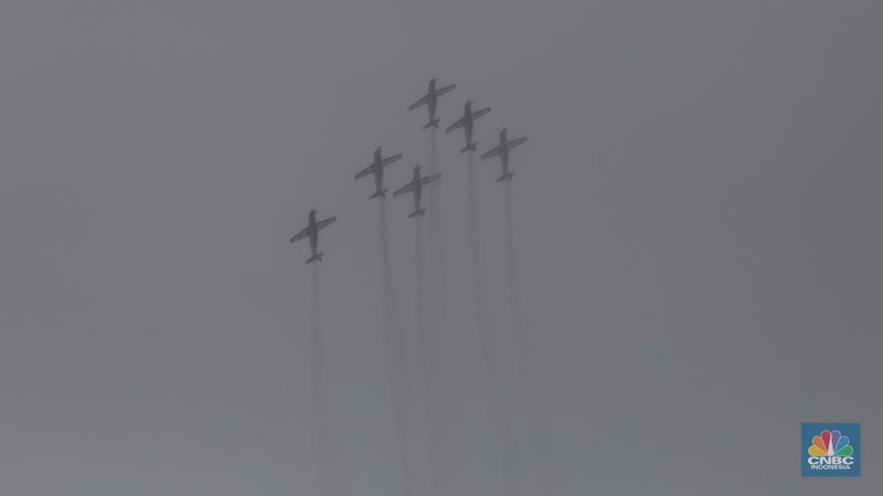 Tim Jupiter Aerobatic melakukan flypast saat perayaan HUT TNI di kawasan Monumen Nasional (Monas), Jakarta, Rabu (5/10/2022). Kegiatan tersebut dalam rangka HUT ke-77 TNI yang menampilkan flypast Tim Jupiter Aerobatic, helikopter Tim Tri Matra Flight dan flypast pesawat Tempur F-16. (CNBC Indonesia/Andrean Kristianto)