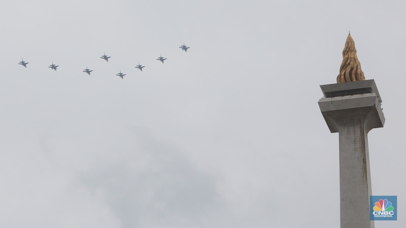 Tim Jupiter Aerobatic melakukan flypast saat perayaan HUT TNI di kawasan Monumen Nasional (Monas), Jakarta, Rabu (5/10/2022). Kegiatan tersebut dalam rangka HUT ke-77 TNI yang menampilkan flypast Tim Jupiter Aerobatic, helikopter Tim Tri Matra Flight dan flypast pesawat Tempur F-16. (CNBC Indonesia/Andrean Kristianto)