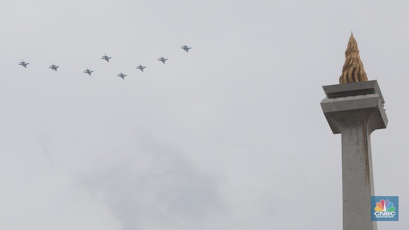 Tim Jupiter Aerobatic melakukan flypast saat perayaan HUT TNI di kawasan Monumen Nasional (Monas), Jakarta, Rabu (5/10/2022). Kegiatan tersebut dalam rangka HUT ke-77 TNI yang menampilkan flypast Tim Jupiter Aerobatic, helikopter Tim Tri Matra Flight dan flypast pesawat Tempur F-16. (CNBC Indonesia/Andrean Kristianto)