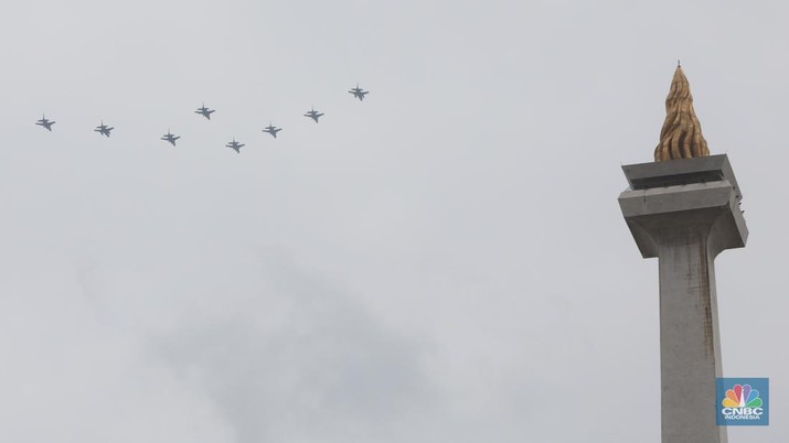 Tim Jupiter Aerobatic melakukan flypast saat perayaan HUT TNI di kawasan Monumen Nasional (Monas), Jakarta, Rabu (5/10/2022). Kegiatan tersebut dalam rangka HUT ke-77 TNI yang menampilkan flypast Tim Jupiter Aerobatic, helikopter Tim Tri Matra Flight dan flypast pesawat Tempur F-16. (CNBC Indonesia/Andrean Kristianto) Tim Jupiter Aerobatic melakukan flypast saat perayaan HUT TNI di kawasan Monumen Nasional (Monas), Jakarta, Rabu (5/10/2022). Kegiatan tersebut dalam rangka HUT ke-77 TNI yang menampilkan flypast Tim Jupiter Aerobatic, helikopter Tim Tri Matra Flight dan flypast pesawat Tempur F-16. (CNBC Indonesia/Andrean Kristianto)