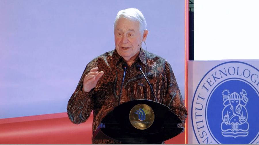 Chairman of the Board and Chief Executive Officer Freeport-McMoran, Richard C. Adkerson di hari kedua acara Orasi Ilmiah Transformasi Ekonomi Melalui Hilirisasi dengan Kearifan Lokal yang di selenggarakan oleh Kementerian Investasi/BKPM dan PT Freeport Indonesia  di Universitas UI Depok dan ITB Bandung, Jawa Barat. (CNBC Indonesia TV)