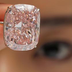 Berlian Pink Mirip Punya Ratu Elizabeth Dilelang Rp318 Miliar