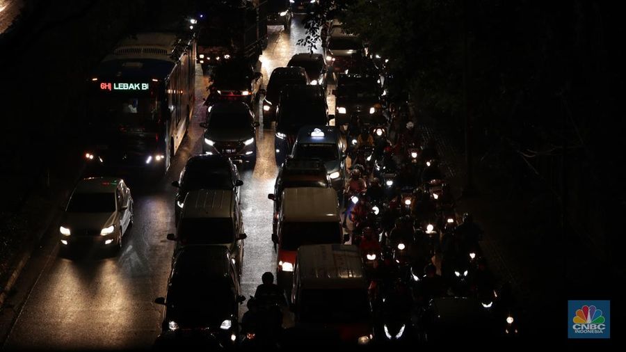 Kemacetan panjang terjadi di Pondok Indah arah Fatmawati, Jakarta Selatan. (CNBC Indonesia/Tri Susilo)