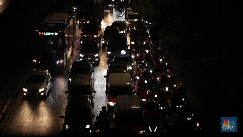 Mobil melintasi banjir di kawasan Kapt. Tendean Jakarta Selatan, Kamis (6/10/2022). Banjir yang terjadi akibat curah hujan tinggi serta drainase yang buruk membuat kawasan tersebut tergenang banjir. (CNBC Indonesia/Andrean Kristianto)