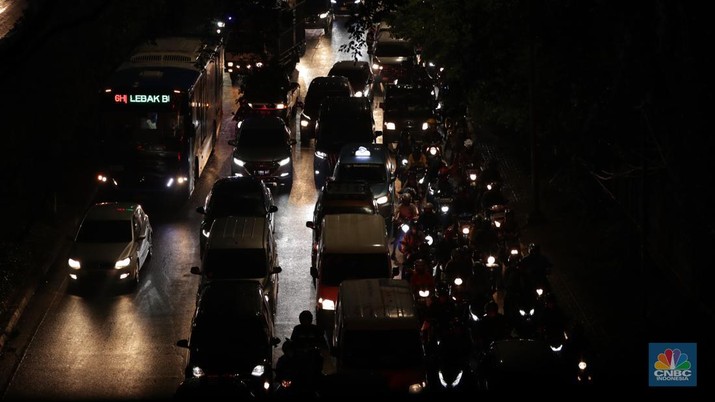 Kemacetan panjang terjadi di Pondok Indah arah Fatmawati, Jakarta Selatan. (CNBC Indonesia/Tri Susilo) Kemacetan panjang terjadi di Pondok Indah arah Fatmawati, Jakarta Selatan. (CNBC Indonesia/Tri Susilo)