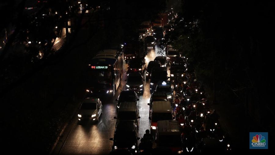 Kemacetan panjang terjadi di Pondok Indah arah Fatmawati, Jakarta Selatan. (CNBC Indonesia/Tri Susilo)