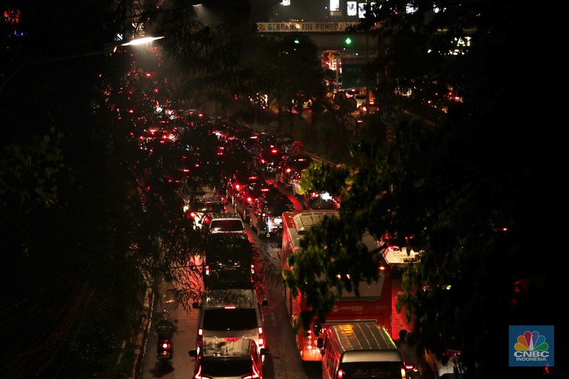 Mobil melintasi banjir di kawasan Kapt. Tendean Jakarta Selatan, Kamis (6/10/2022). Banjir yang terjadi akibat curah hujan tinggi serta drainase yang buruk membuat kawasan tersebut tergenang banjir. (CNBC Indonesia/Andrean Kristianto) Mobil melintasi banjir di kawasan Kapt. Tendean Jakarta Selatan, Kamis (6/10/2022). Banjir yang terjadi akibat curah hujan tinggi serta drainase yang buruk membuat kawasan tersebut tergenang banjir. (CNBC Indonesia/Andrean Kristianto)