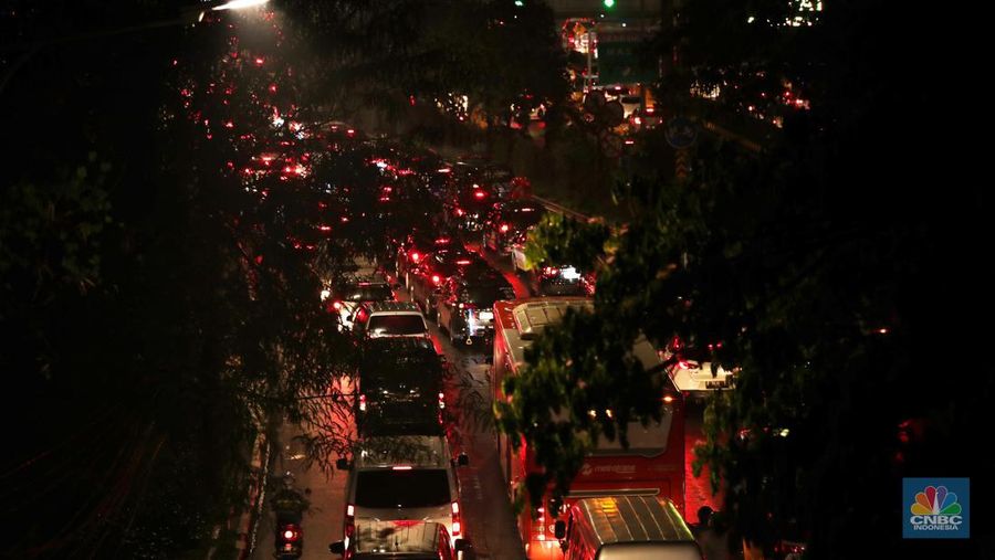 Mobil melintasi banjir di kawasan Kapt. Tendean Jakarta Selatan, Kamis (6/10/2022). Banjir yang terjadi akibat curah hujan tinggi serta drainase yang buruk membuat kawasan tersebut tergenang banjir. (CNBC Indonesia/Andrean Kristianto)