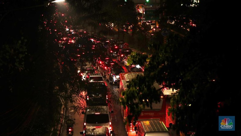 Mobil melintasi banjir di kawasan Kapt. Tendean Jakarta Selatan, Kamis (6/10/2022). Banjir yang terjadi akibat curah hujan tinggi serta drainase yang buruk membuat kawasan tersebut tergenang banjir. (CNBC Indonesia/Andrean Kristianto)