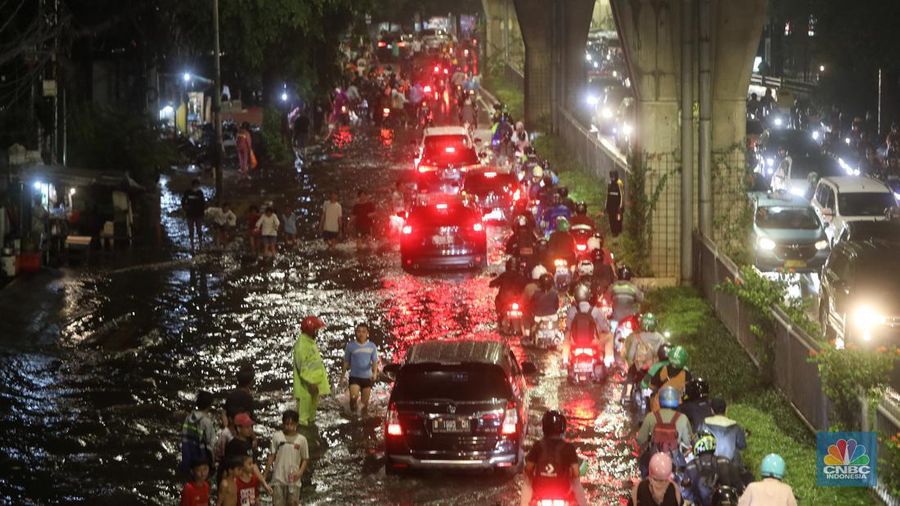 Mobil melintasi banjir di kawasan Kapt. Tendean Jakarta Selatan, Kamis (6/10/2022). Banjir yang terjadi akibat curah hujan tinggi serta drainase yang buruk membuat kawasan tersebut tergenang banjir. (²©²ÊÍøÕ¾/Andrean Kristianto)