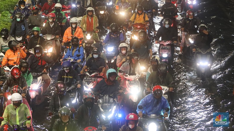 Mobil melintasi banjir di kawasan Kapt. Tendean Jakarta Selatan, Kamis (6/10/2022). Banjir yang terjadi akibat curah hujan tinggi serta drainase yang buruk membuat kawasan tersebut tergenang banjir. (CNBC Indonesia/Andrean Kristianto) Mobil melintasi banjir di kawasan Kapt. Tendean Jakarta Selatan, Kamis (6/10/2022). Banjir yang terjadi akibat curah hujan tinggi serta drainase yang buruk membuat kawasan tersebut tergenang banjir. (CNBC Indonesia/Andrean Kristianto)