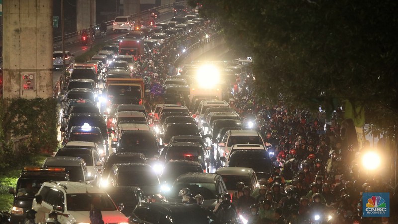 Mobil melintasi banjir di kawasan Kapt. Tendean Jakarta Selatan, Kamis (6/10/2022). Banjir yang terjadi akibat curah hujan tinggi serta drainase yang buruk membuat kawasan tersebut tergenang banjir. (CNBC Indonesia/Andrean Kristianto) Mobil melintasi banjir di kawasan Kapt. Tendean Jakarta Selatan, Kamis (6/10/2022). Banjir yang terjadi akibat curah hujan tinggi serta drainase yang buruk membuat kawasan tersebut tergenang banjir. (CNBC Indonesia/Andrean Kristianto)