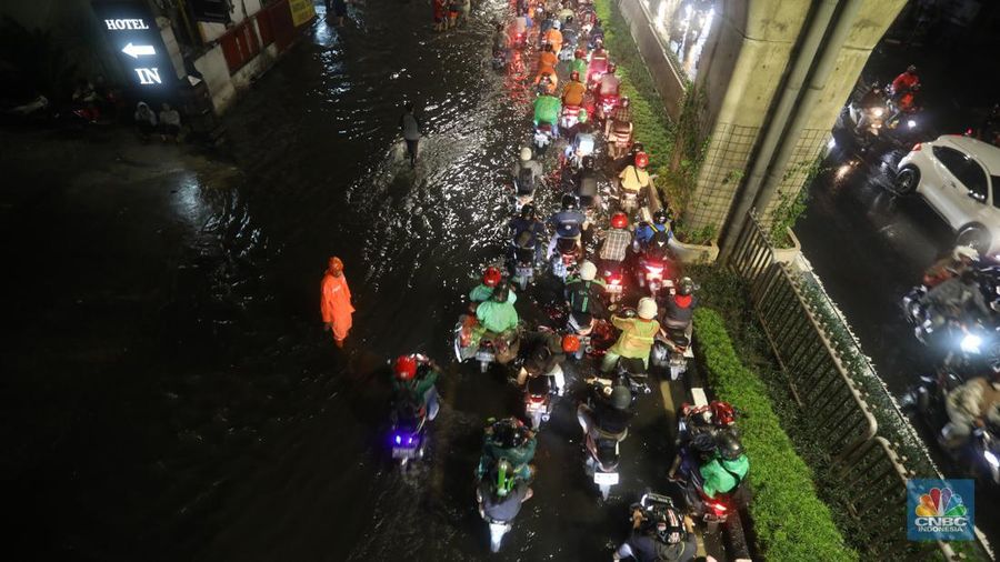 Mobil melintasi banjir di kawasan Kapt. Tendean Jakarta Selatan, Kamis (6/10/2022). Banjir yang terjadi akibat curah hujan tinggi serta drainase yang buruk membuat kawasan tersebut tergenang banjir. (²©²ÊÍøÕ¾/Andrean Kristianto)