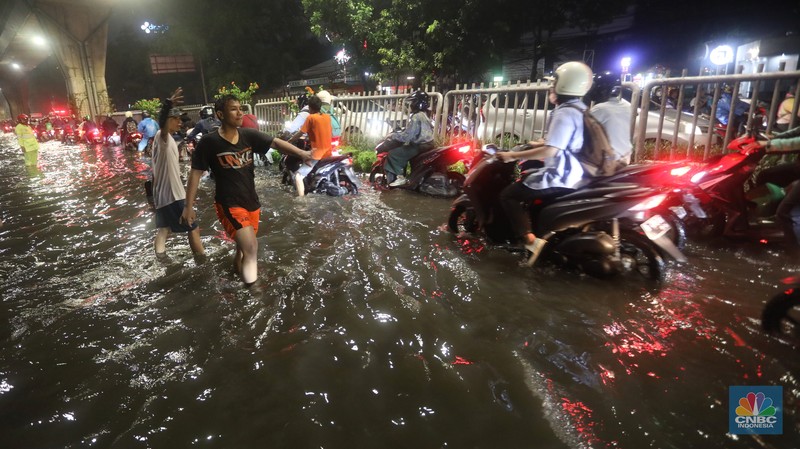Mobil melintasi banjir di kawasan Kapt. Tendean Jakarta Selatan, Kamis (6/10/2022). Banjir yang terjadi akibat curah hujan tinggi serta drainase yang buruk membuat kawasan tersebut tergenang banjir. (CNBC Indonesia/Andrean Kristianto) Mobil melintasi banjir di kawasan Kapt. Tendean Jakarta Selatan, Kamis (6/10/2022). Banjir yang terjadi akibat curah hujan tinggi serta drainase yang buruk membuat kawasan tersebut tergenang banjir. (CNBC Indonesia/Andrean Kristianto)