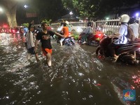Tendean Jaksel Banjir, Jalanan Macet Total!