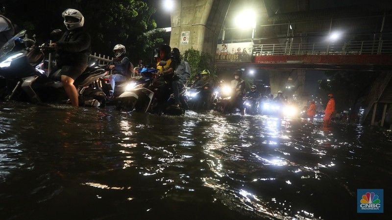 Mobil melintasi banjir di kawasan Kapt. Tendean Jakarta Selatan, Kamis (6/10/2022). Banjir yang terjadi akibat curah hujan tinggi serta drainase yang buruk membuat kawasan tersebut tergenang banjir. (CNBC Indonesia/Andrean Kristianto) Mobil melintasi banjir di kawasan Kapt. Tendean Jakarta Selatan, Kamis (6/10/2022). Banjir yang terjadi akibat curah hujan tinggi serta drainase yang buruk membuat kawasan tersebut tergenang banjir. (CNBC Indonesia/Andrean Kristianto)