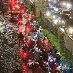 Mobil Listrik Terobos Genangan Banjir, Aman Nggak Ya?