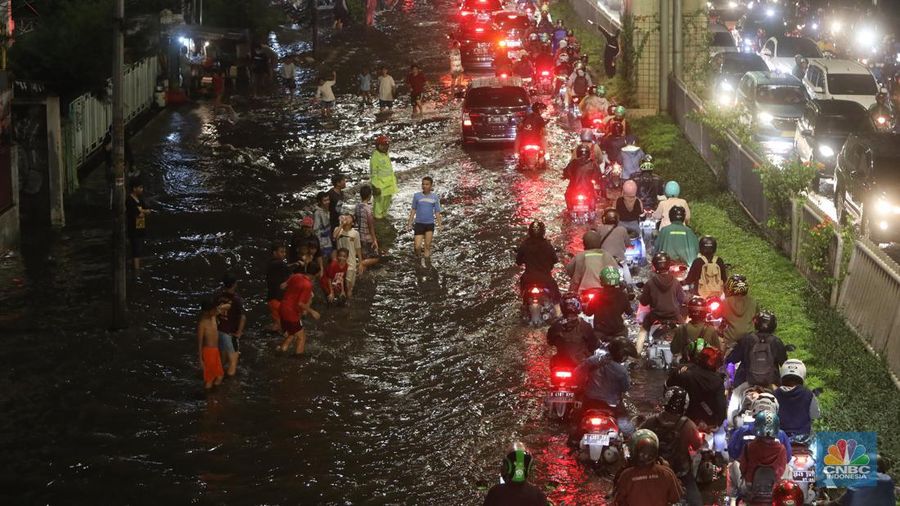 Mobil melintasi banjir di kawasan Kapt. Tendean Jakarta Selatan, Kamis (6/10/2022). Banjir yang terjadi akibat curah hujan tinggi serta drainase yang buruk membuat kawasan tersebut tergenang banjir. (CNBC Indonesia/Andrean Kristianto)