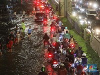 Mobil Listrik Terobos Genangan Banjir, Aman Nggak Ya?