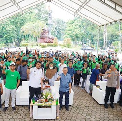 Wali Kota Medan Bagikan Subsidi ke Ojol dan Penarik Betor