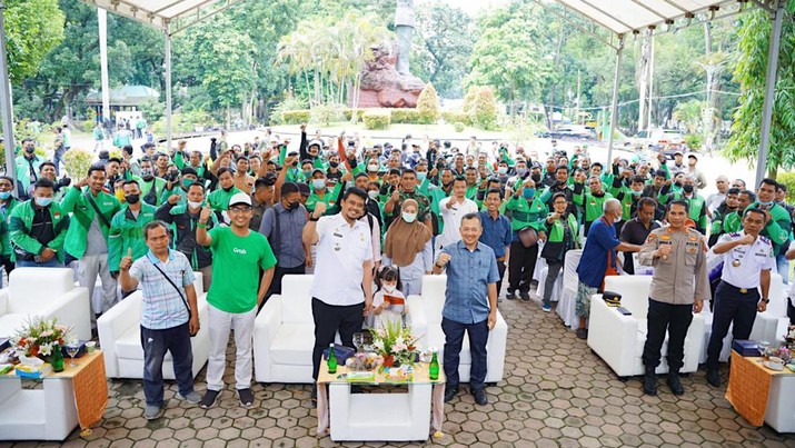 Pemkot Medan Memberikan Bantuan Tunai kepada Pengemudi Betor dan Driver Ojol Pemkot Medan Memberikan Bantuan Tunai kepada Pengemudi Betor dan Driver Ojol.