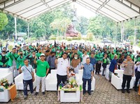 Wali Kota Medan Bagikan Subsidi ke Ojol dan Penarik Betor