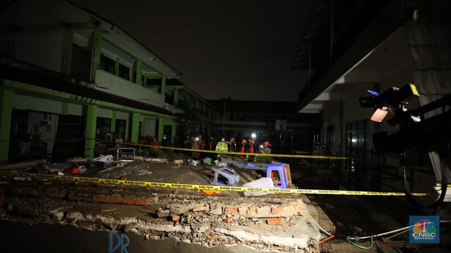 Peristiwa tembok roboh terjadi di Madrasah Tsanawiyah Negeri (MTsN) 19 Pondok Labu, Cilandak, Jakarta Selatan. (CNBC Indonesia/Tri Susilo)