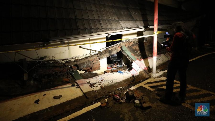 Peristiwa tembok roboh terjadi di Madrasah Tsanawiyah Negeri (MTsN) 19 Pondok Labu, Cilandak, Jakarta Selatan. (CNBC Indonesia/Tri Susilo)