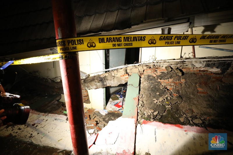 Tembok Roboh MTsN 19 Peristiwa tembok roboh terjadi di Madrasah Tsanawiyah Negeri (MTsN) 19 Pondok Labu, Cilandak, Jakarta Selatan. (CNBC Indonesia/Tri Susilo)