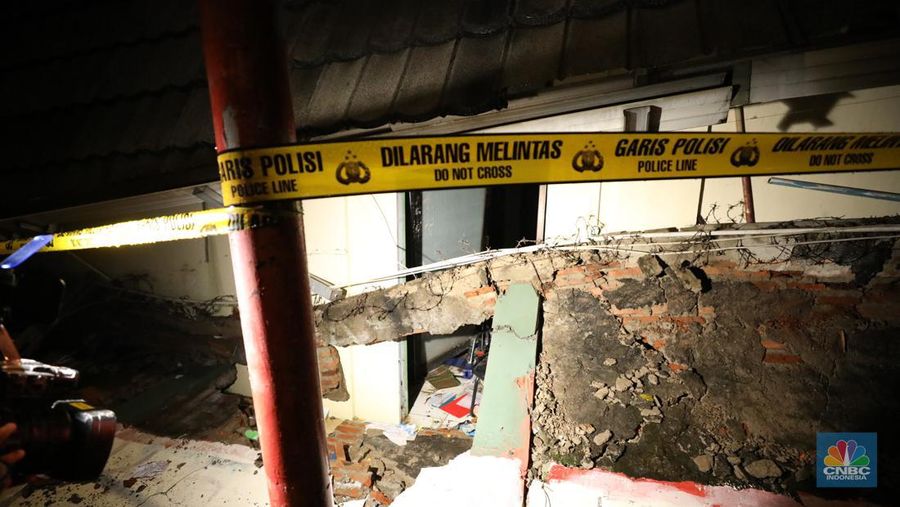 Peristiwa tembok roboh terjadi di Madrasah Tsanawiyah Negeri (MTsN) 19 Pondok Labu, Cilandak, Jakarta Selatan. (CNBC Indonesia/Tri Susilo)