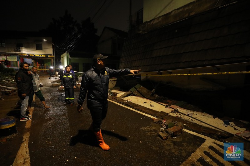Tembok Roboh MTsN 19 Peristiwa tembok roboh terjadi di Madrasah Tsanawiyah Negeri (MTsN) 19 Pondok Labu, Cilandak, Jakarta Selatan. (CNBC Indonesia/Tri Susilo)