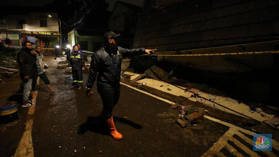 Peristiwa tembok roboh terjadi di Madrasah Tsanawiyah Negeri (MTsN) 19 Pondok Labu, Cilandak, Jakarta Selatan. (CNBC Indonesia/Tri Susilo)