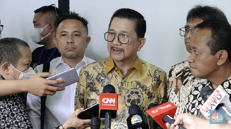 Presiden Direktur PT Freeport Indonesia, Tony Wenas di hari kedua acara Orasi Ilmiah Transformasi Ekonomi Melalui Hilirisasi dengan Kearifan Lokal yang di selenggarakan oleh Kementerian Investasi/BKPM dan PT Freeport Indonesia di Universitas UI Depok dan ITB Bandung, Jawa Barat. (CNBC Indonesia)