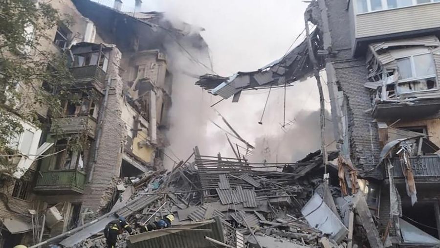 A rescuer works at the site of a residential building heavily damaged by a Russian missile strike, amid their attack on Ukraine, in Zaporizhzhia, Ukraine October 6, 2022.  REUTERS/Stringer
