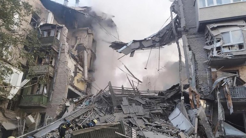 A rescuer works at the site of a residential building heavily damaged by a Russian missile strike, amid their attack on Ukraine, in Zaporizhzhia, Ukraine October 6, 2022.  REUTERS/Stringer