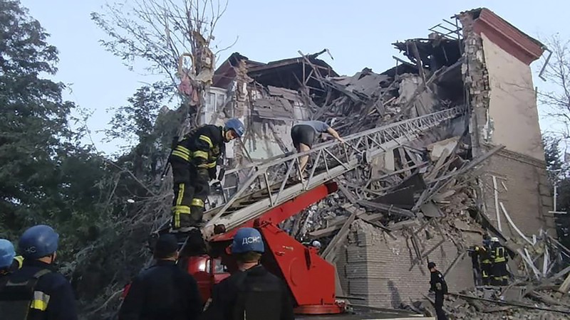 A rescuer works at the site of a residential building heavily damaged by a Russian missile strike, amid their attack on Ukraine, in Zaporizhzhia, Ukraine October 6, 2022.  REUTERS/Stringer