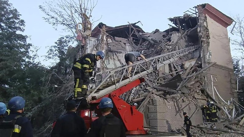 A rescuer works at the site of a residential building heavily damaged by a Russian missile strike, amid their attack on Ukraine, in Zaporizhzhia, Ukraine October 6, 2022.  REUTERS/Stringer