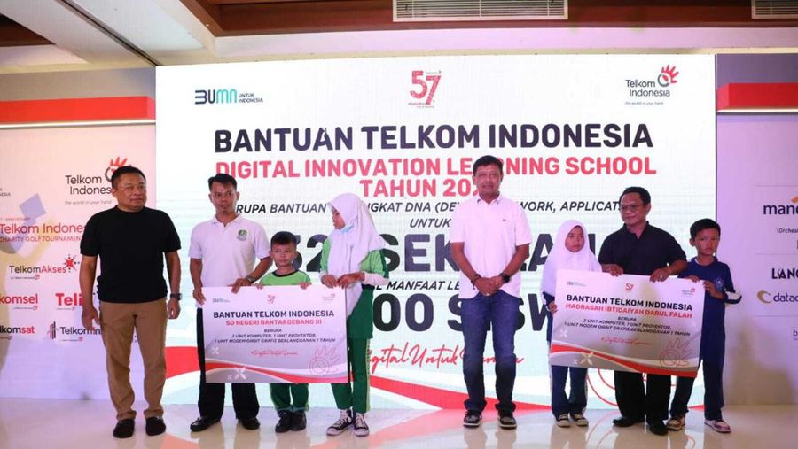 Penyerahan secara simbolis bantuan Program Digital Innovation Learning School oleh Direktur Utama Telkom Ririek Adriansyah (paling kiri) dan Sekretaris Kementerian BUMN Susyanto (keempat dari kanan) kepada Kepala SD Negeri Bantargebang 3 dan Madrasah Ibtidaiyah Darul Falah serta perwakilan murid.