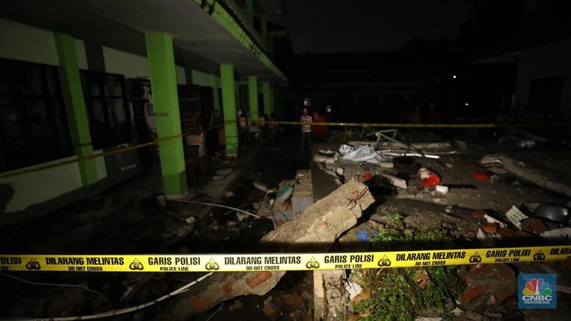 Peristiwa tembok roboh terjadi di Madrasah Tsanawiyah Negeri (MTsN) 19 Pondok Labu, Cilandak, Jakarta Selatan. (CNBC Indonesia/Tri Susilo)