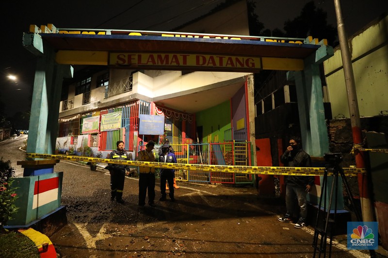 Peristiwa tembok roboh terjadi di Madrasah Tsanawiyah Negeri (MTsN) 19 Pondok Labu, Cilandak, Jakarta Selatan. (CNBC Indonesia/Tri Susilo)