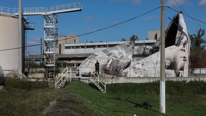A view shows fuel storage facilities damaged by a Russian suicide drones strike, which Ukrainian authorities consider to be Iranian made unmanned aerial vehicles (UAVs) Shahed-136, amid Russia's attack on Ukraine, in Kharkiv, Ukraine October 6, 2022. REUTERS/Vitalii Hnidyi