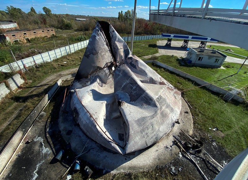 UKRAINE-CRISIS/DRONES-KHARKIV A view shows fuel storage facilities damaged by a Russian suicide drones strike, which Ukrainian authorities consider to be Iranian made unmanned aerial vehicles (UAVs) Shahed-136, amid Russia's attack on Ukraine, in Kharkiv, Ukraine October 6, 2022. REUTERS/Vitalii Hnidyi