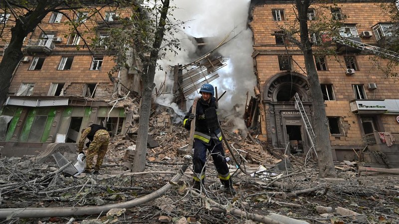 A rescuer works at the site of a residential building heavily damaged by a Russian missile strike, amid their attack on Ukraine, in Zaporizhzhia, Ukraine October 6, 2022.  REUTERS/Stringer