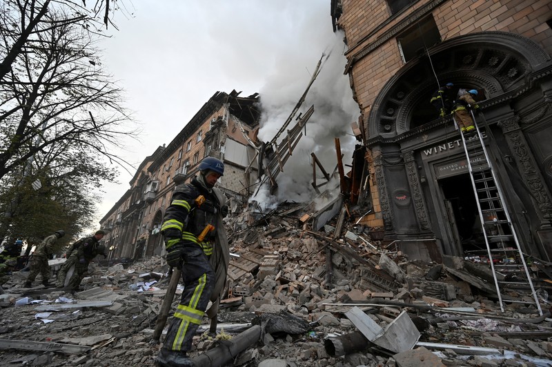 A rescuer works at the site of a residential building heavily damaged by a Russian missile strike, amid their attack on Ukraine, in Zaporizhzhia, Ukraine October 6, 2022.  REUTERS/Stringer