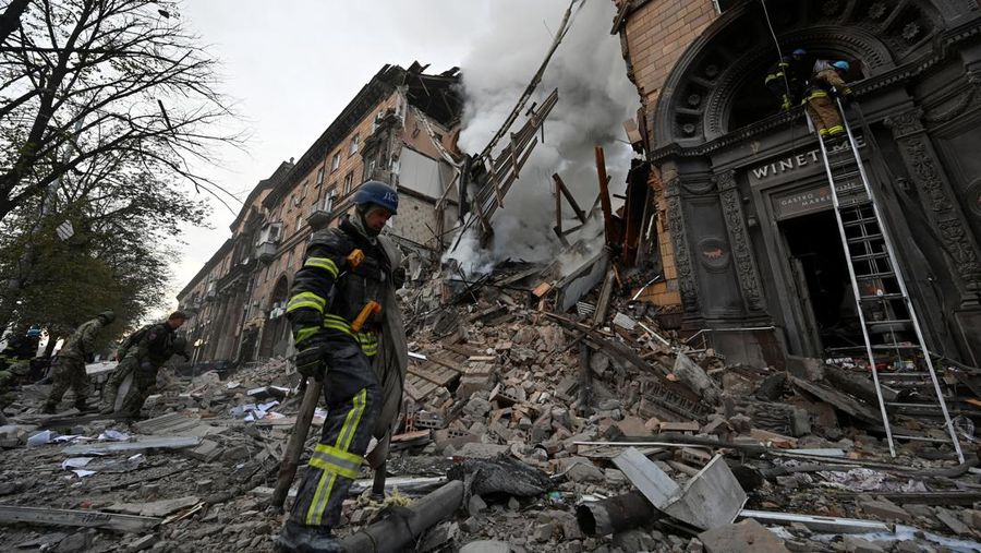 A rescuer works at the site of a residential building heavily damaged by a Russian missile strike, amid their attack on Ukraine, in Zaporizhzhia, Ukraine October 6, 2022.  REUTERS/Stringer
